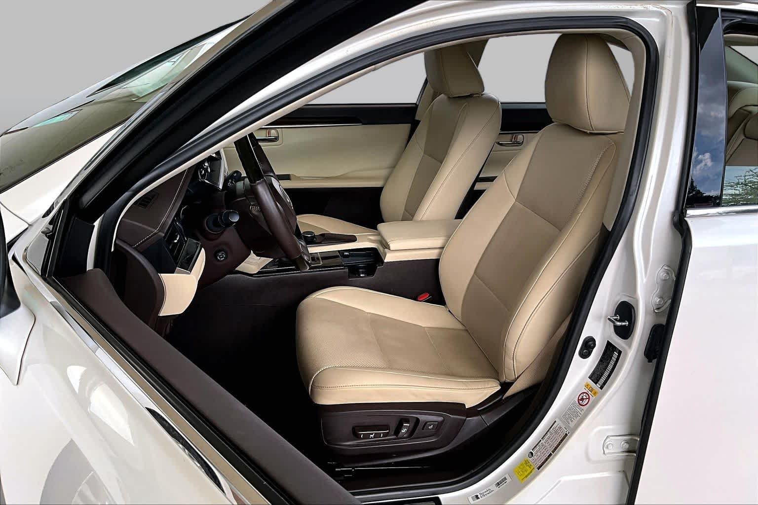Used 2017 Eminent White Pearl Lexus  image 7