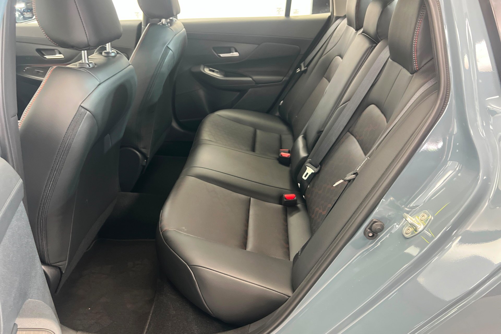 New 2026 Atlantic Gray Metallic / Super Black Two-tone Nissan SR image 22