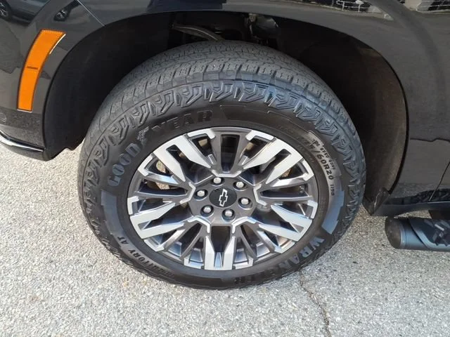 Used 2025 Black Chevrolet Z71 image 12