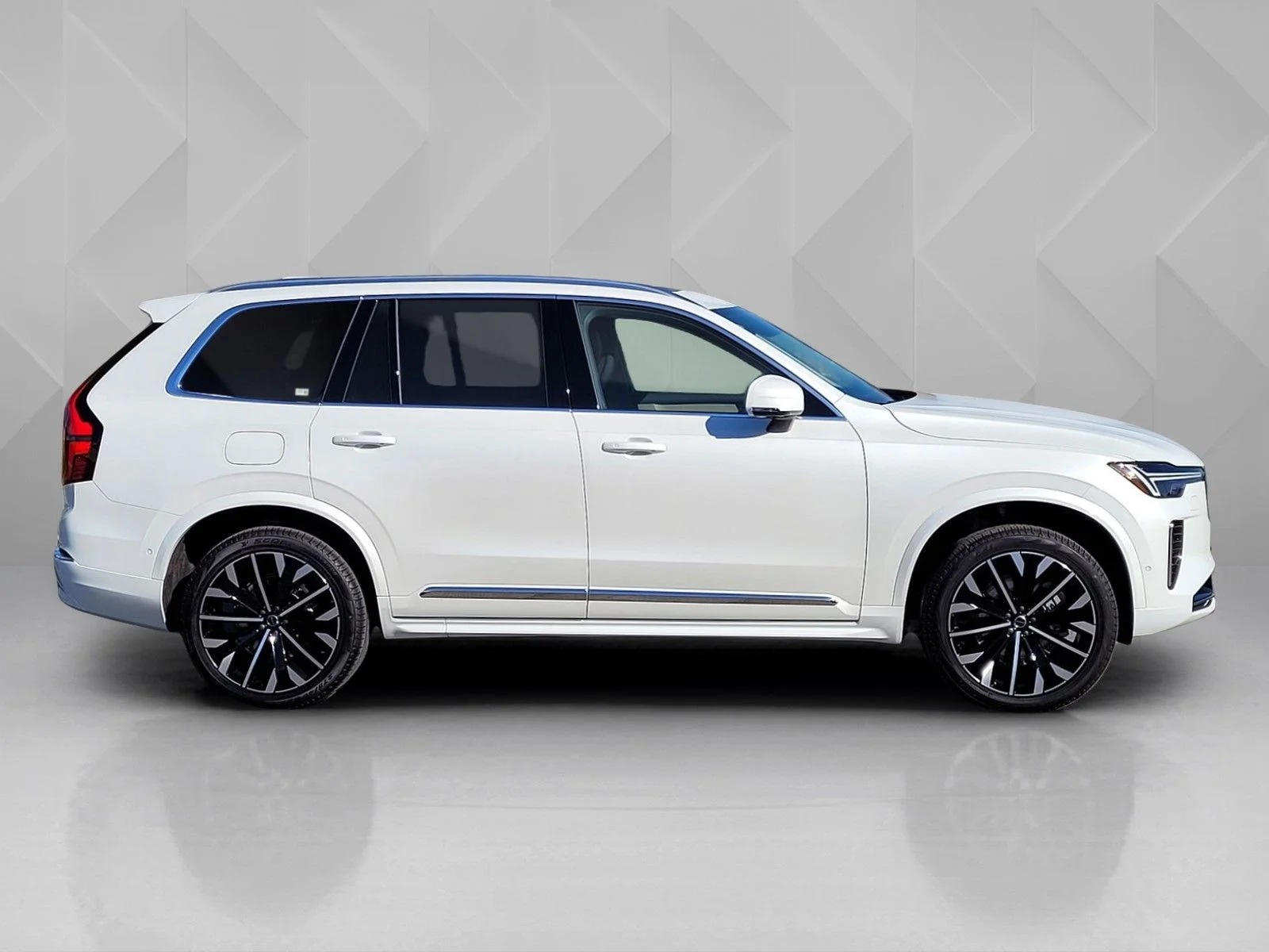 New 2026 White Volvo T8 Plus image 7