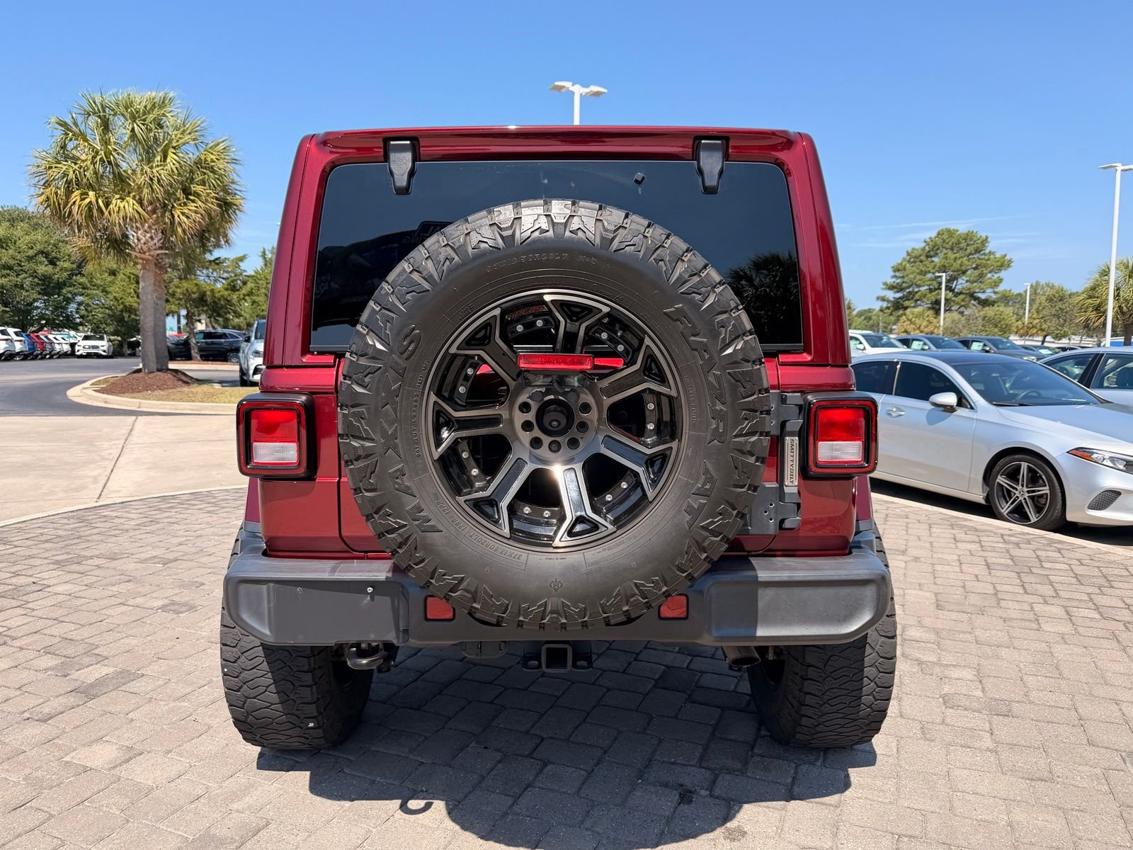Used 2022 Snazzberry Pearlcoat Jeep Unlimited Sahara image 10