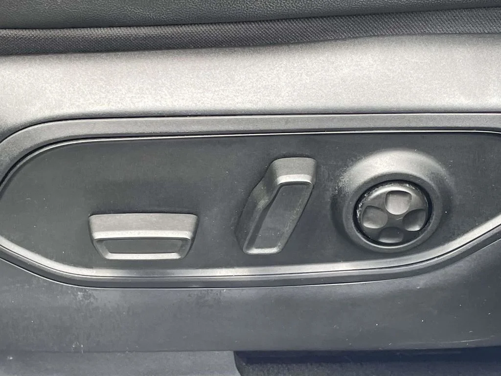 Used 2023 White Jeep Altitude image 27
