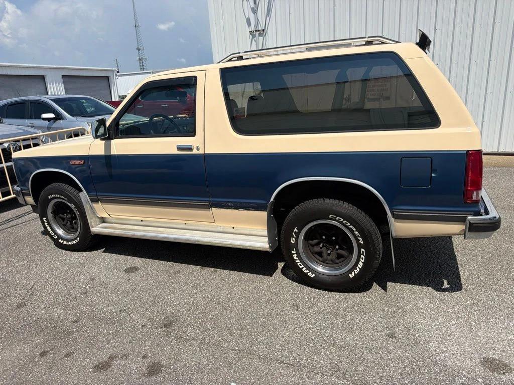 Used 1989 Blue GMC Base image 16