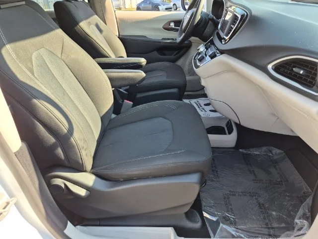 Used 2023 White Chrysler LX image 33
