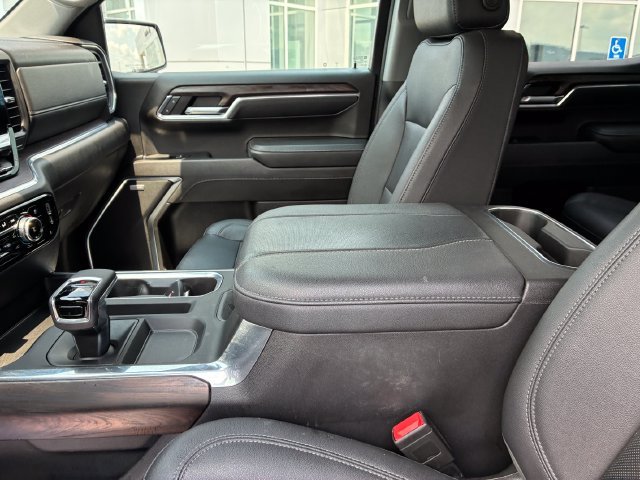 Used 2023 White GMC SLT image 17
