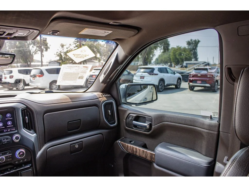 Used 2021 White Frost Tricoat GMC Denali image 22