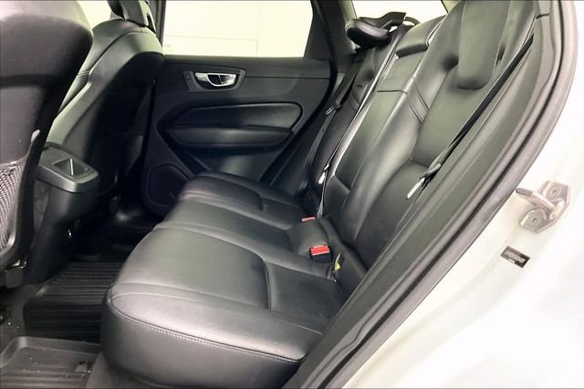 Used 2019 White Volvo T5 Momentum image 2