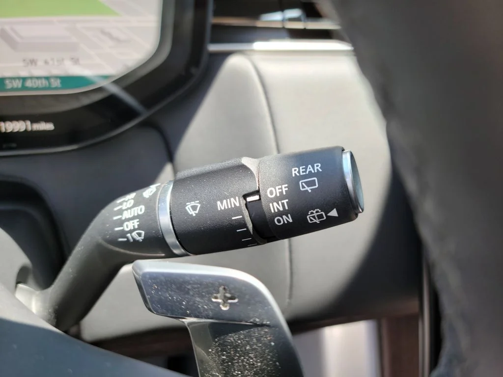 Used 2024 White Land Rover SE image 22