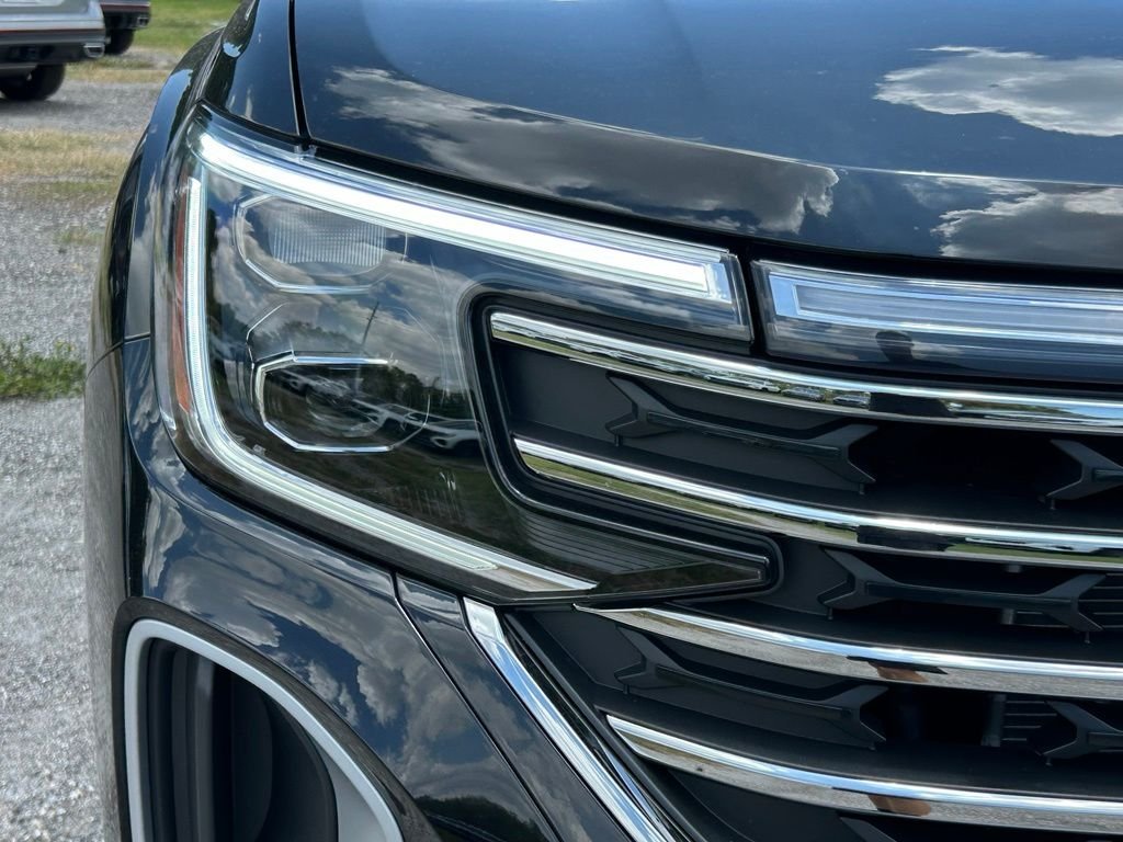 New 2026 Black Volkswagen SE w/Technology image 36