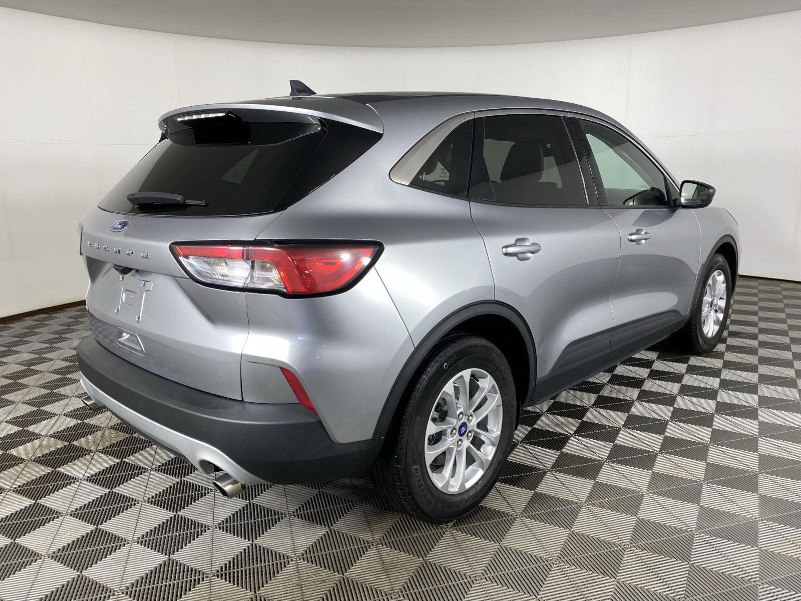 Used 2022 Iconic Silver Ford SE image 10