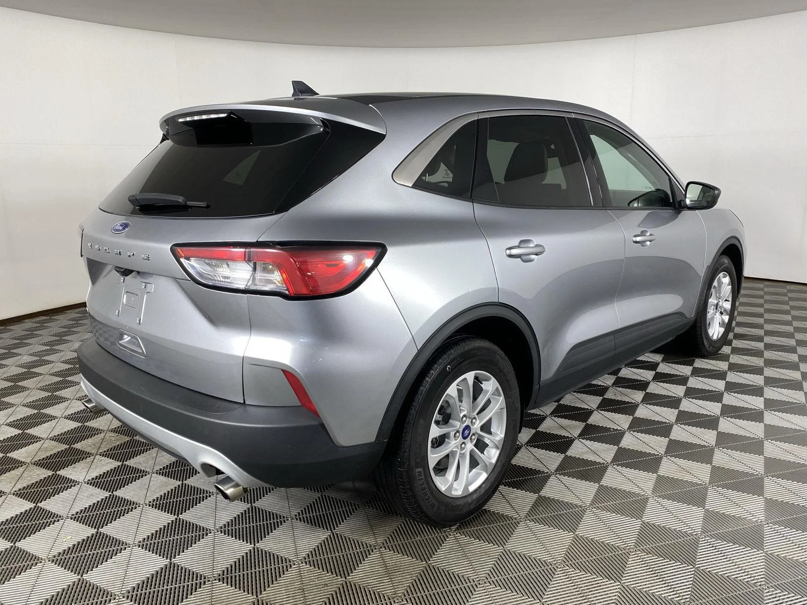 Used 2022 Iconic Silver Ford SE image 10