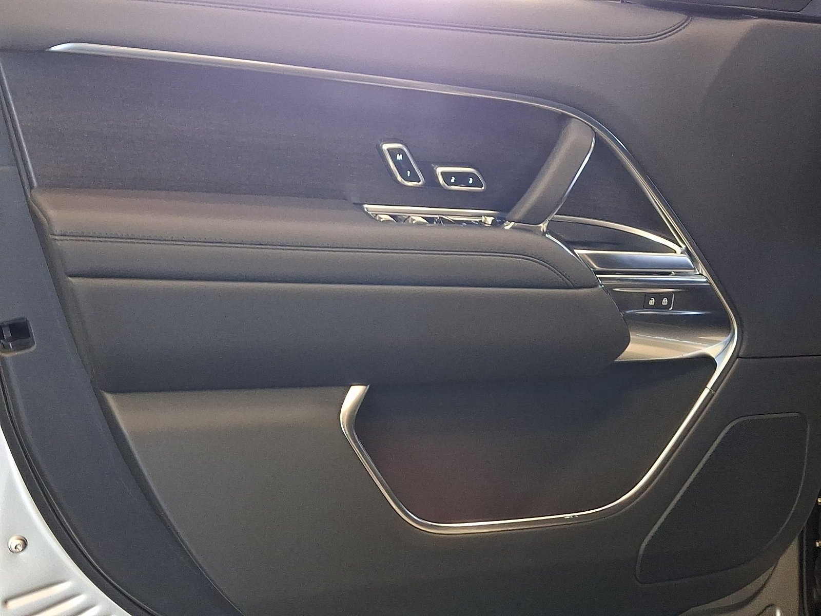 New 2026 Batumi Gold LAND ROVER SE 7 Seats image 7