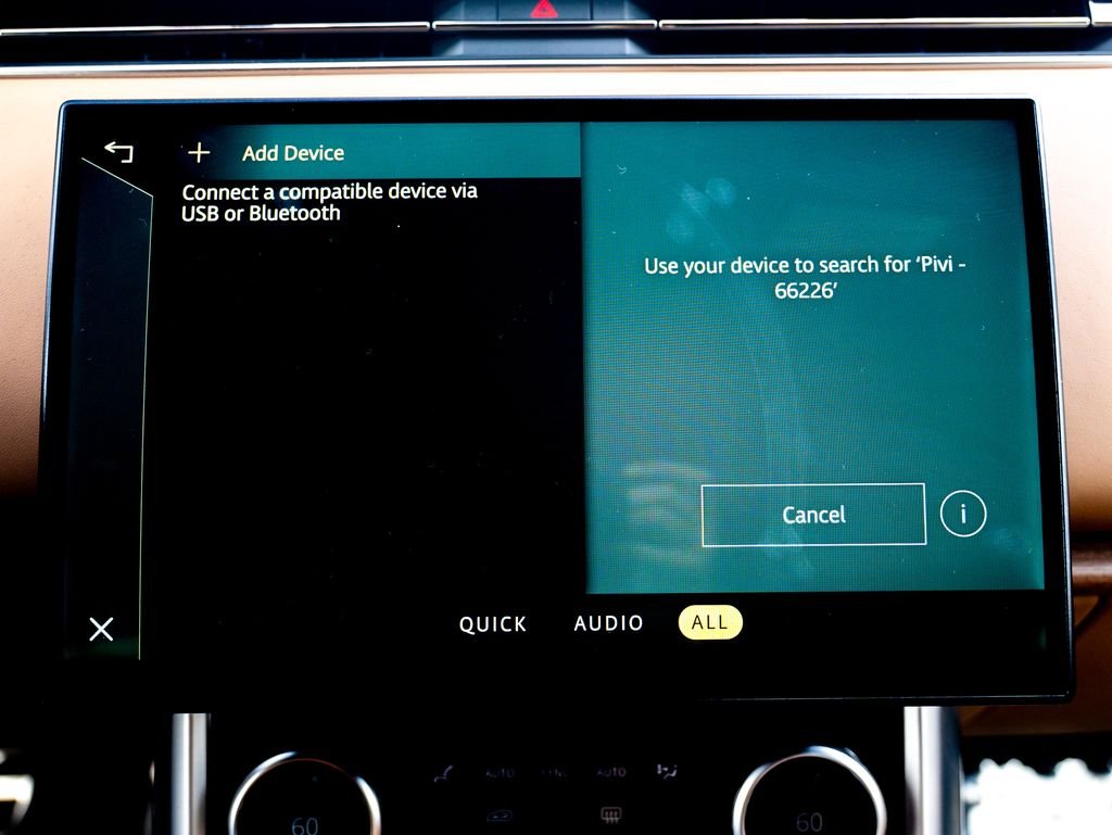 Used 2023 White Land Rover SE image 32