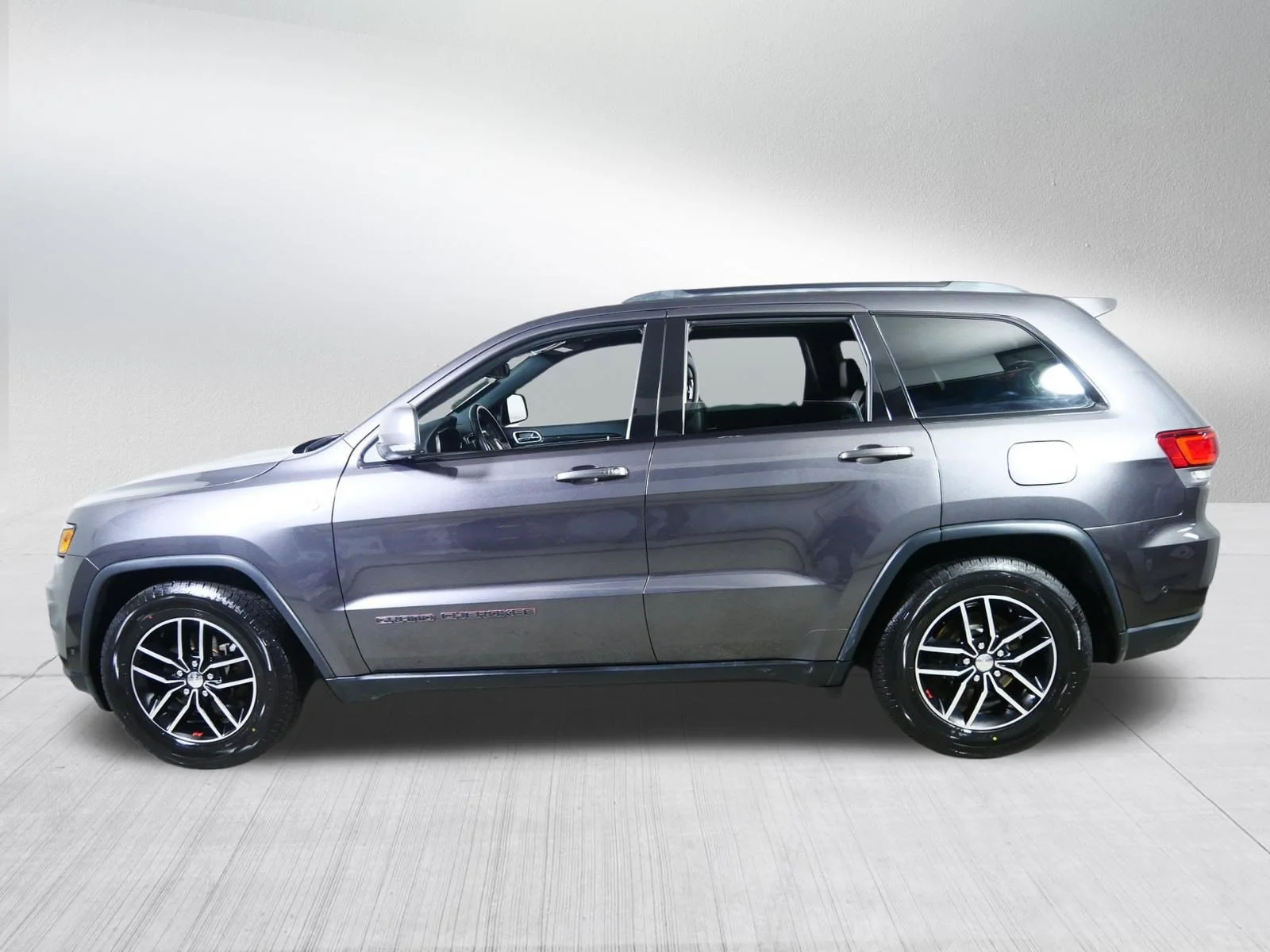 Used 2018 Granite Crystal Metallic Clearcoat Jeep Trailhawk image 4