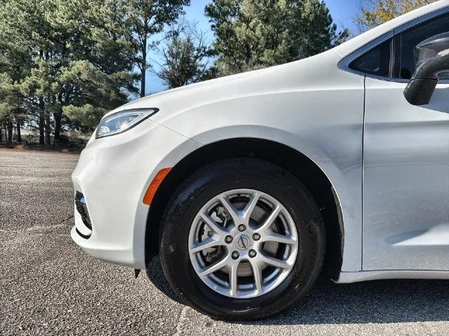 Used 2025 White Chrysler Select image 10