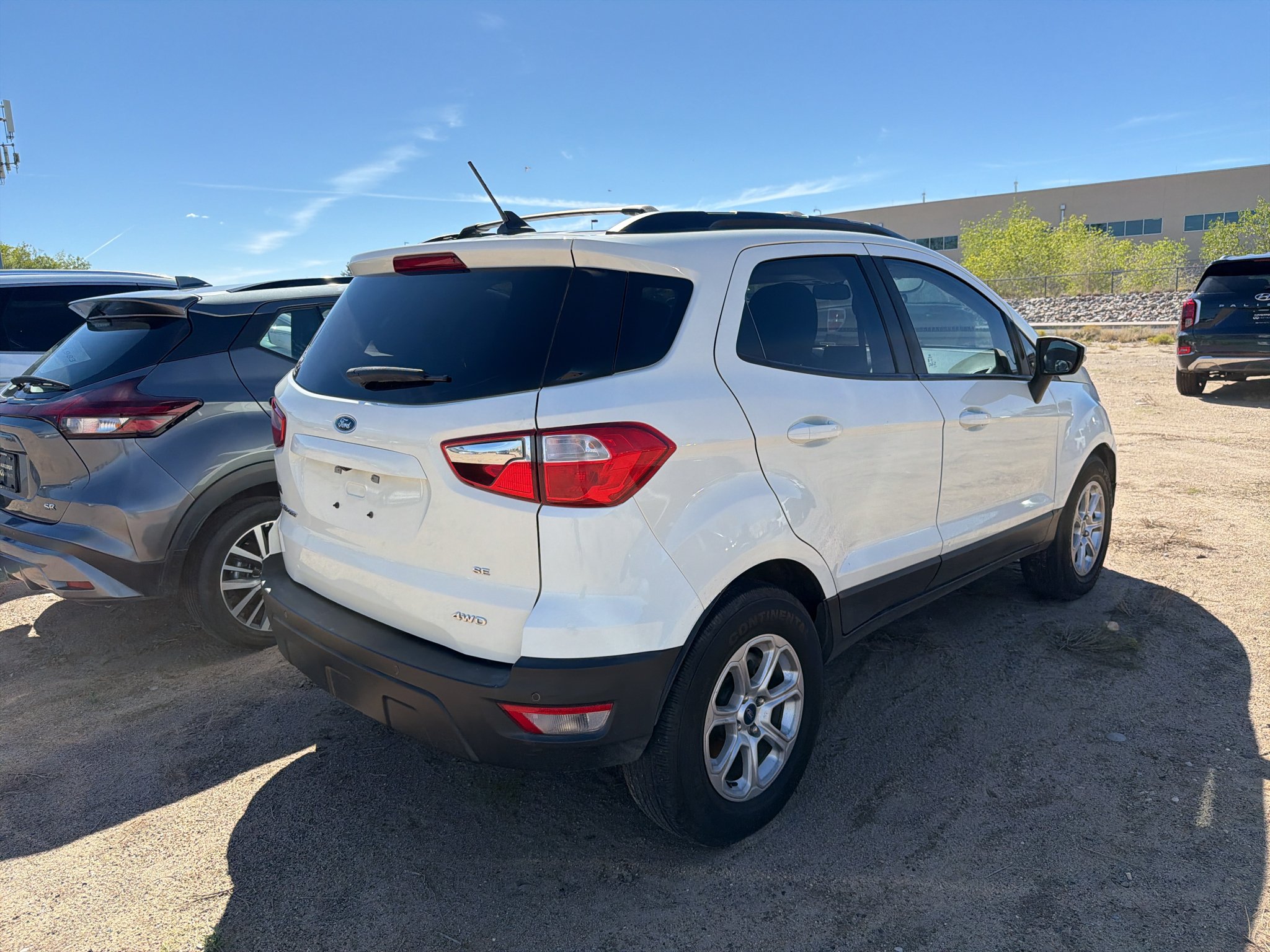 Used 2020 Diamond White Ford SE image 4