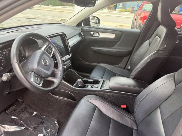 Used 2020 Black Volvo Momentum image 9