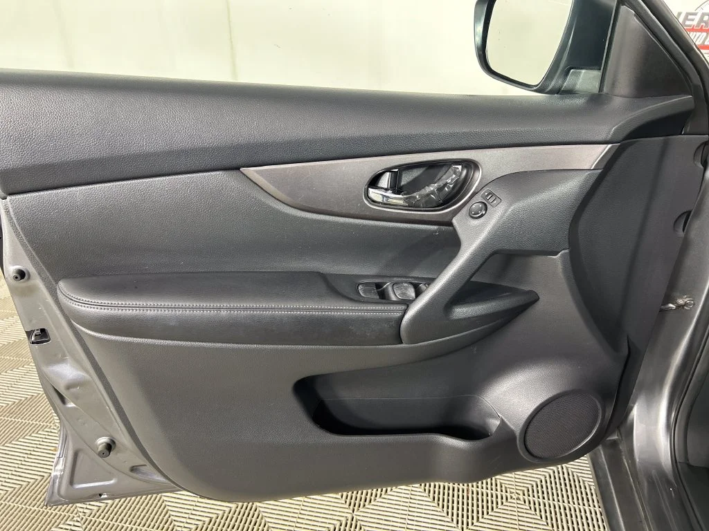 Used 2015 Gray Nissan S image 11