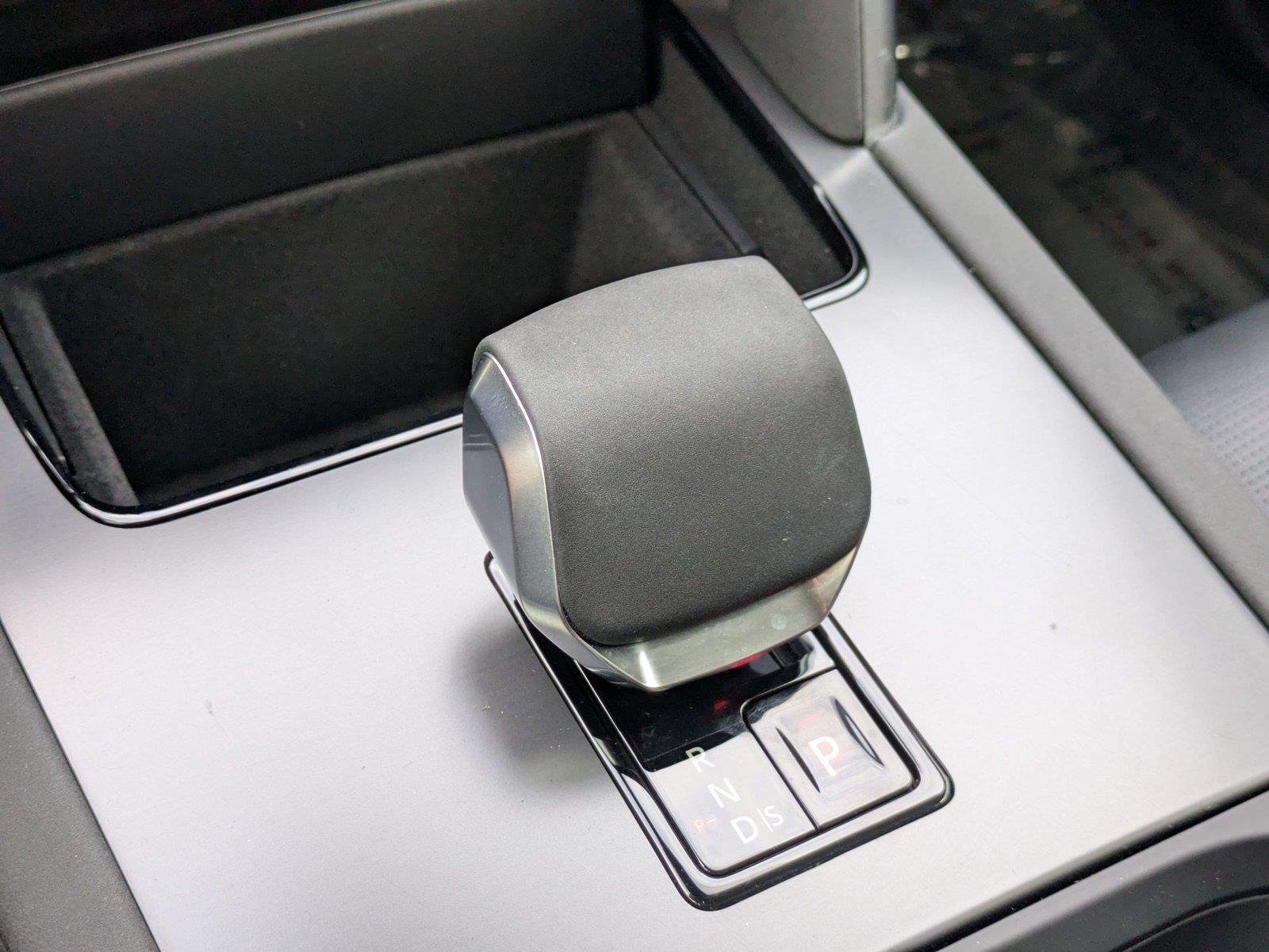 Used 2025 Hakuba Silver Metallic Land Rover S image 23