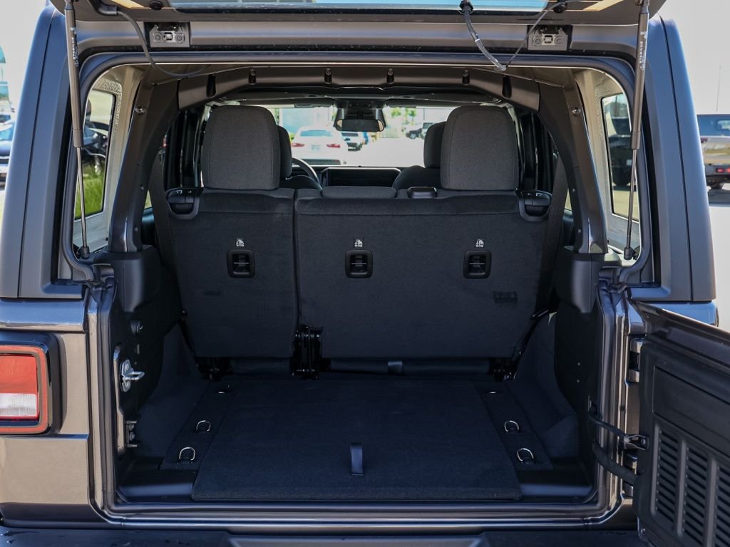 New 2026 Granite Crystal Metallic Clear-Coat Exterior Paint Jeep Sport S image 15