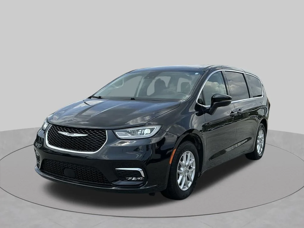 Used 2023 Black Chrysler Touring L image 3