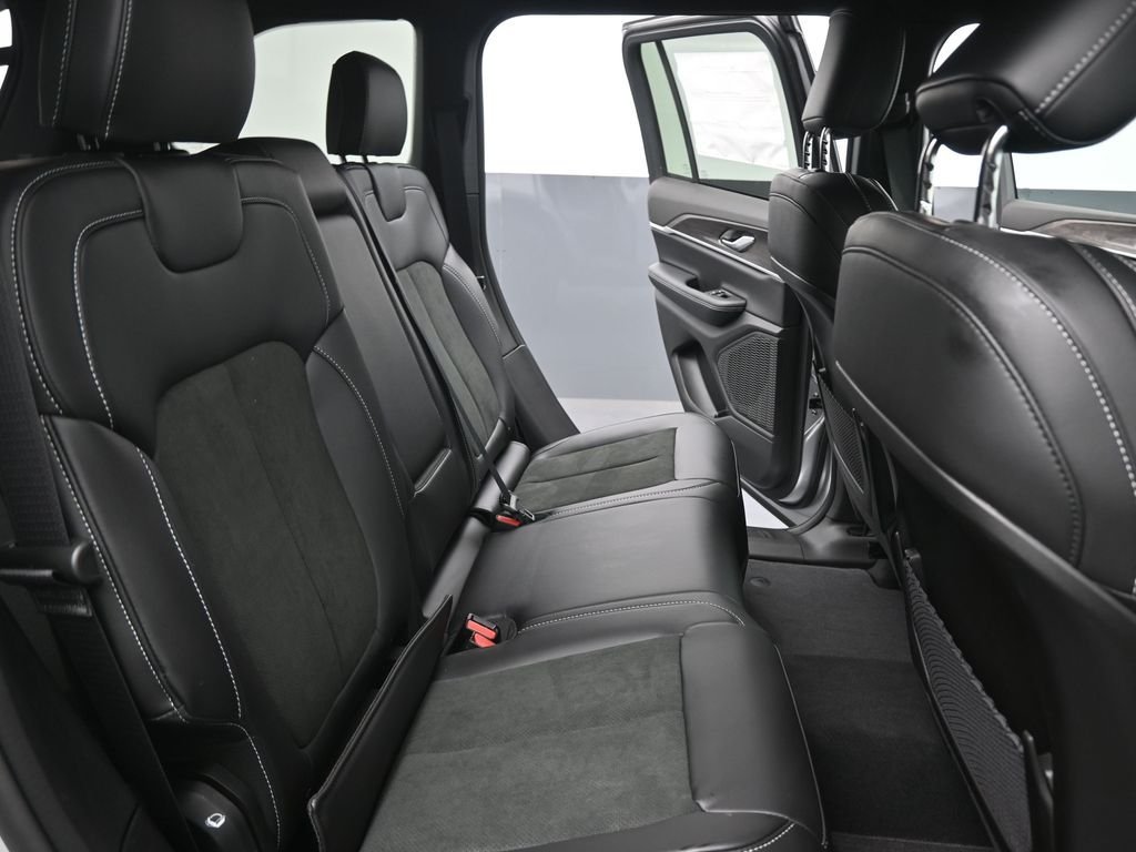 New 2026 Silver Zynith Exterior Paint Jeep Altitude image 29