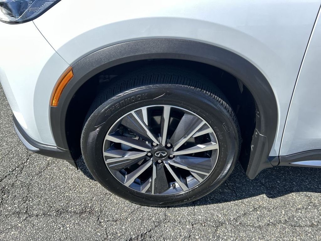 Certified Used 2026 White INFINITI LUXE image 10