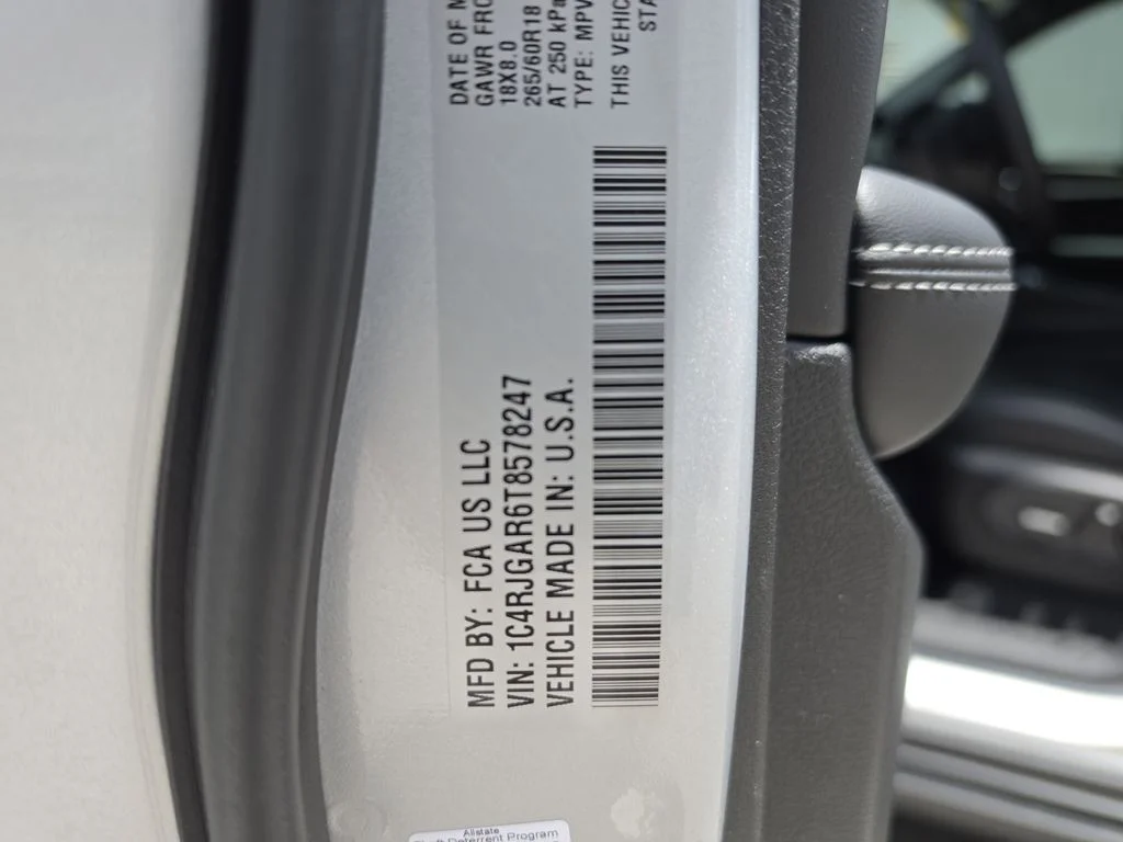 New 2026 Silver Zynith Exterior Paint Jeep Altitude image 33
