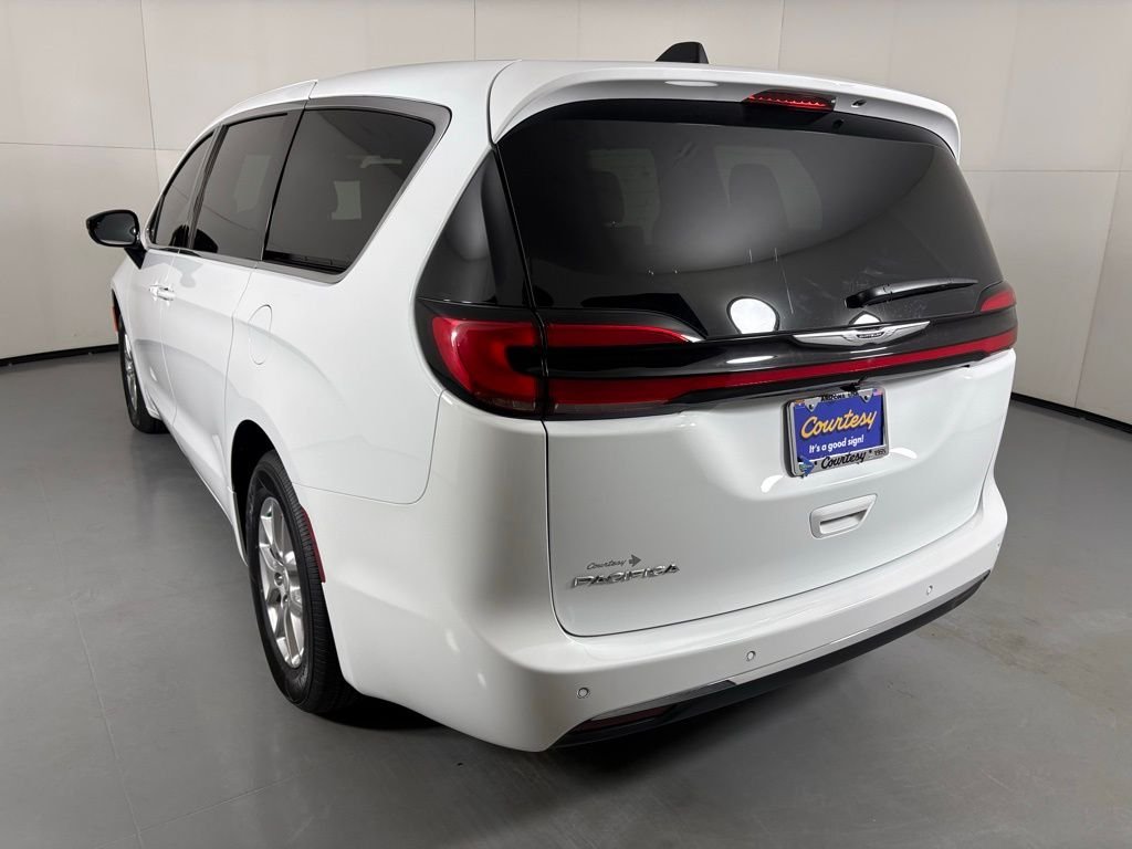 New 2026 Bright White Clear-Coat Exterior Paint Chrysler Select image 6