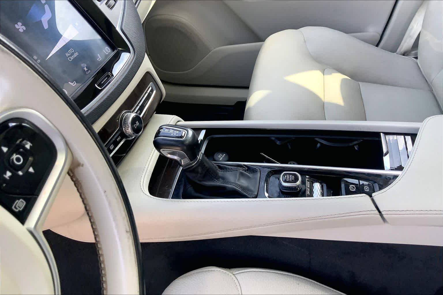 Used 2019 Onyx Black Metallic Volvo Momentum image 17