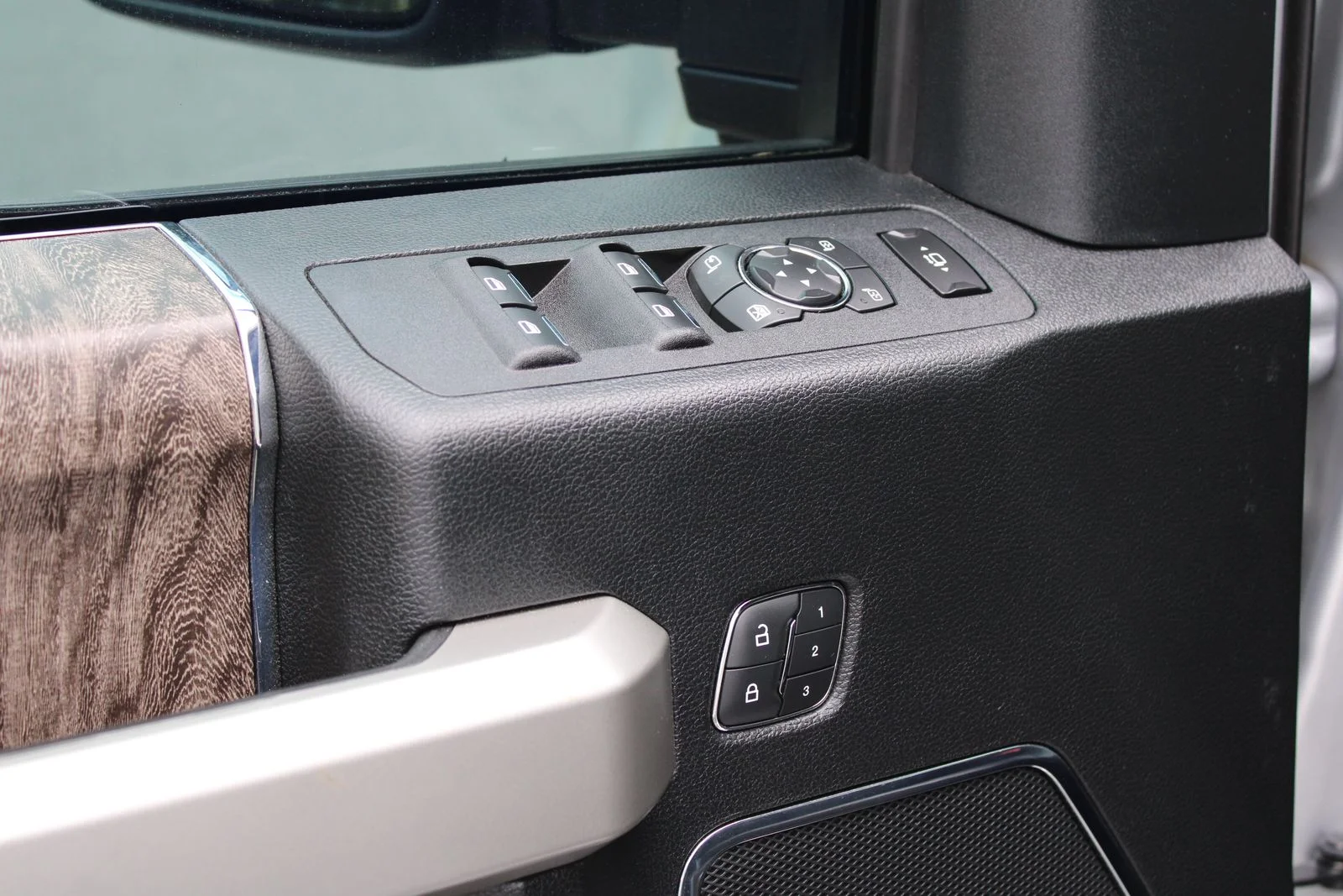 Used 2019 Silver Ford Lariat image 31