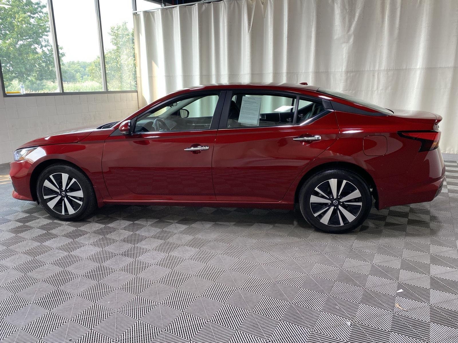 Used 2022 Scarlet Ember Tintcoat Nissan 2.5 SV image 4