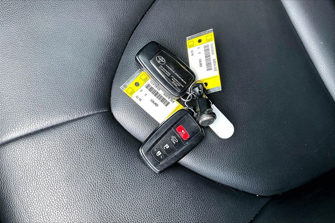 Certified Used 2021 Silver Toyota XLE image 31