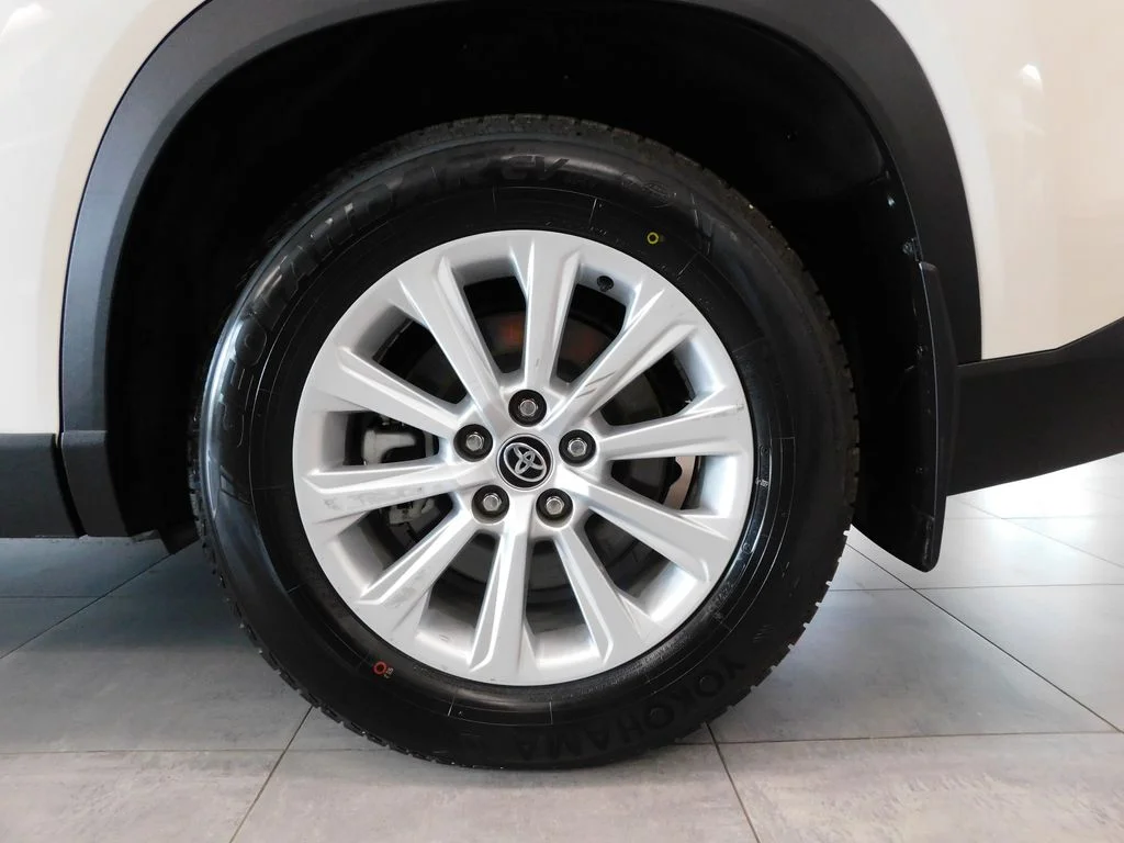 Used 2024 Cream Toyota XLE image 9