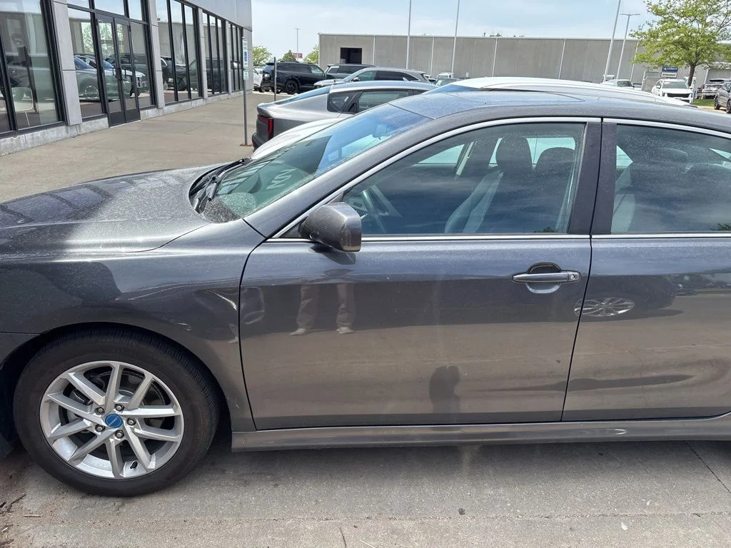 Used 2011  Toyota LE image 4