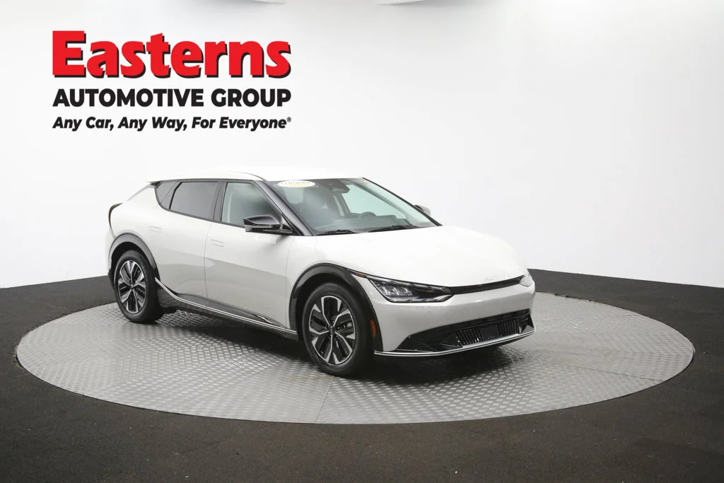 Used 2023 White Kia Wind image 52