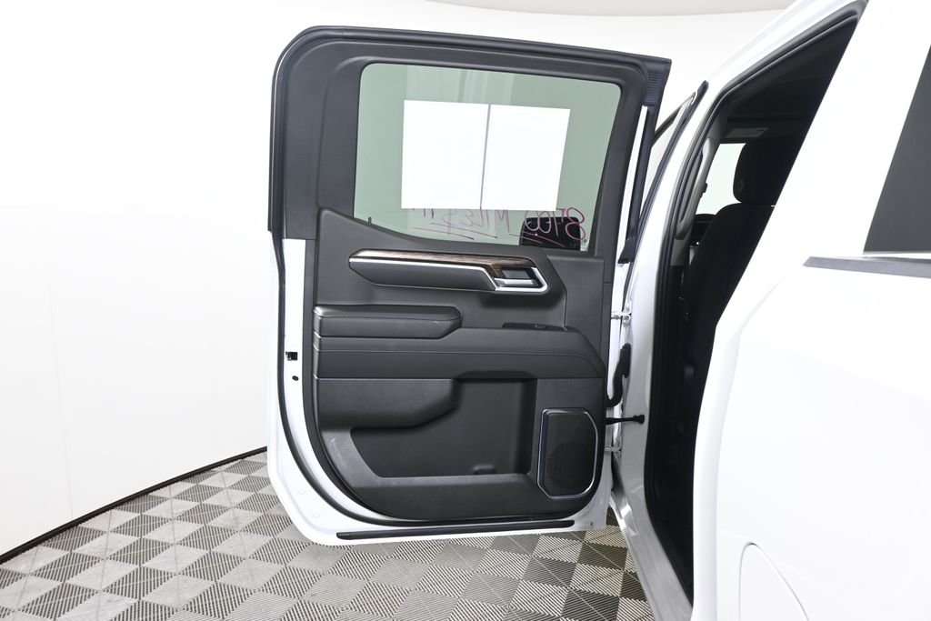 Used 2025 White GMC Elevation image 30