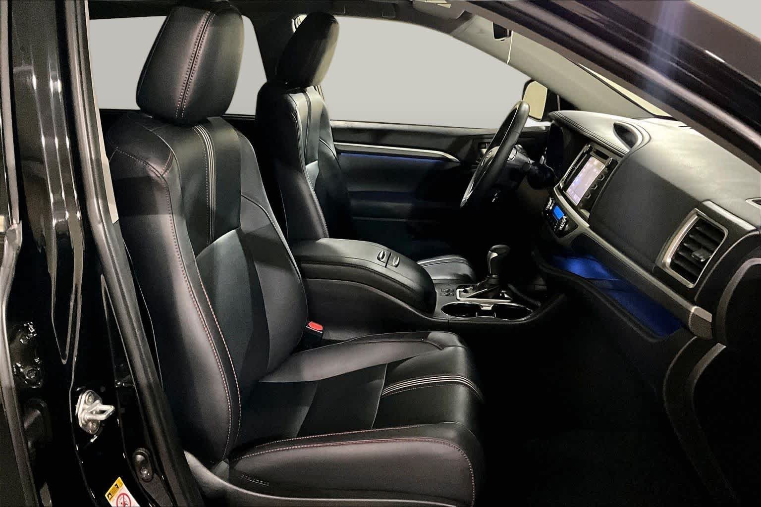 Used 2019 Midnight Black Metallic Toyota SE image 7