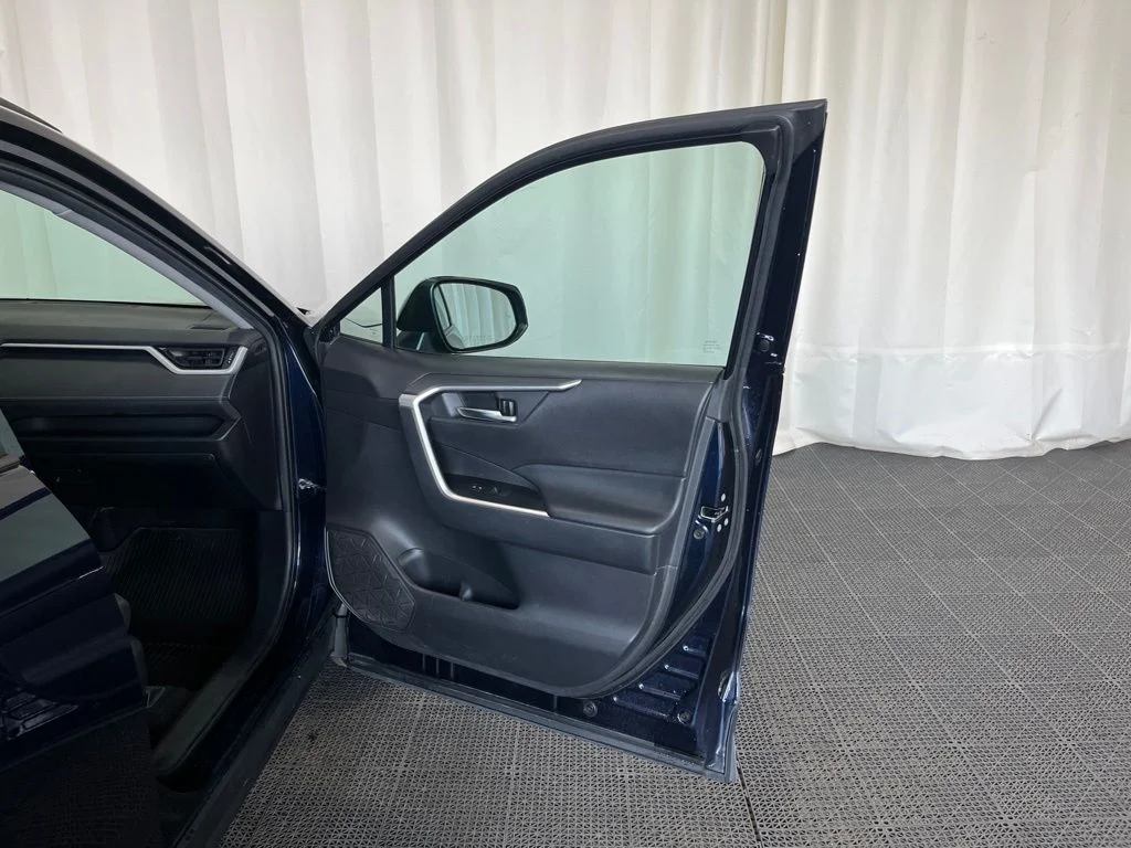 Used 2021  Toyota XLE image 19