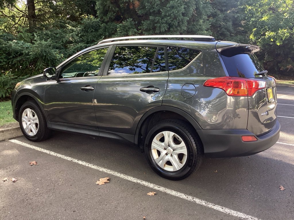 Used 2015 Gray Toyota LE image 8