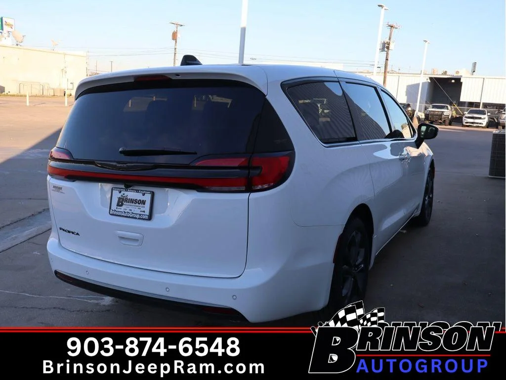New 2026 Bright White Clear-Coat Exterior Paint Chrysler Select image 5