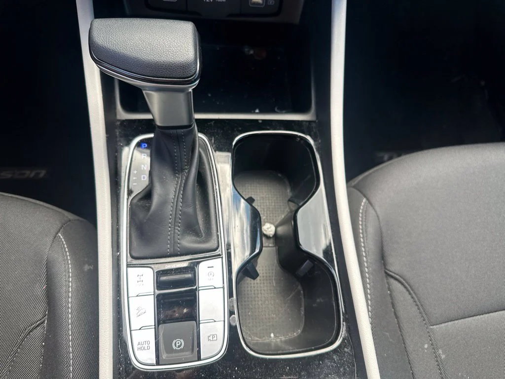 Used 2022 Shimmering Silver Hyundai SE image 24