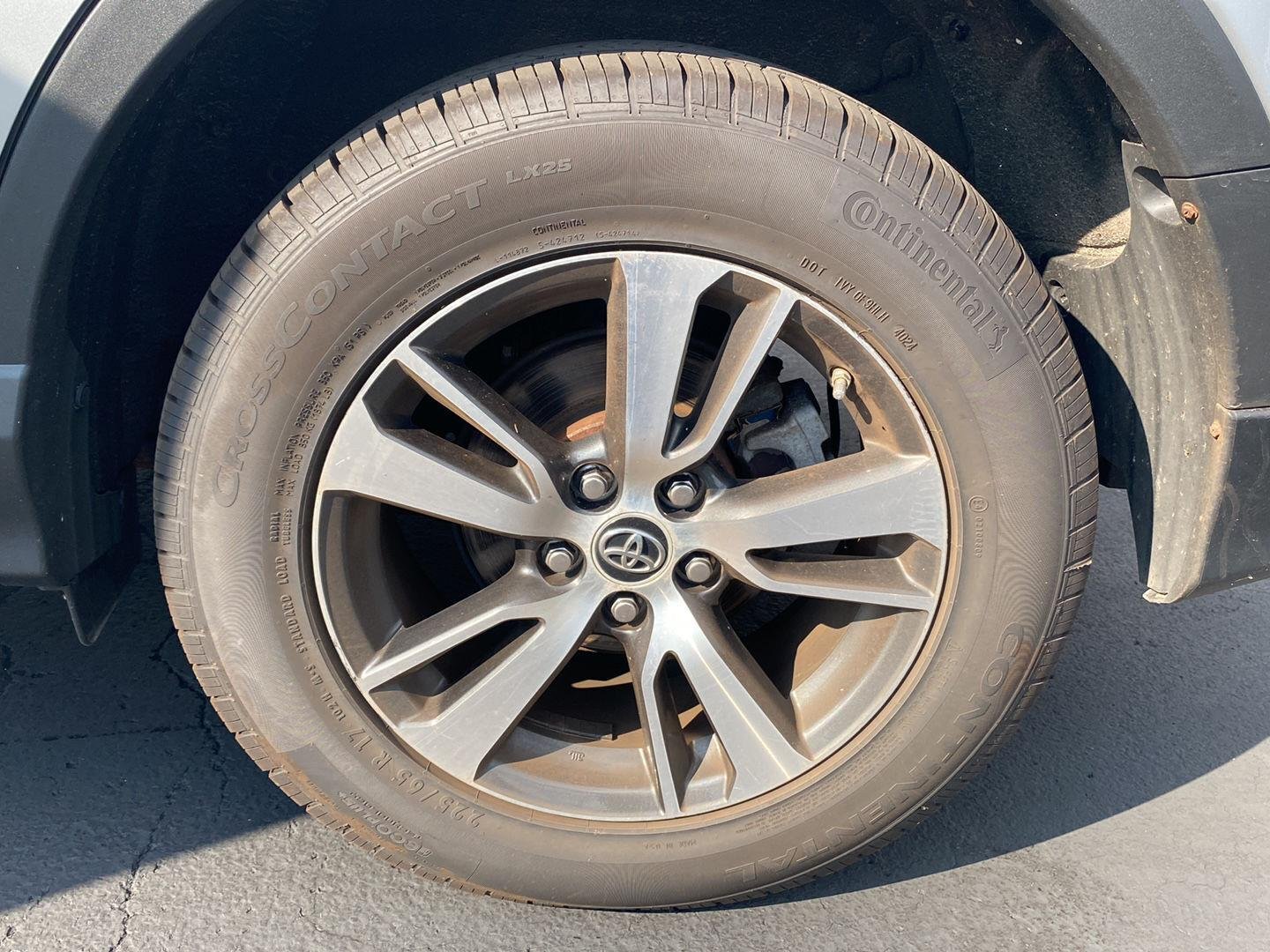 Used 2018 Silver Sky Metallic Toyota XLE image 21