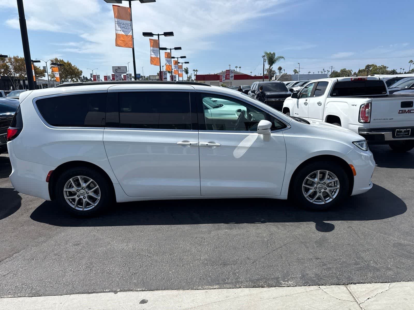 Used 2022 Bright White Clearcoat Chrysler Touring L image 7