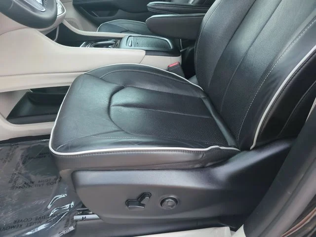 Used 2023 Black Chrysler Limited image 20