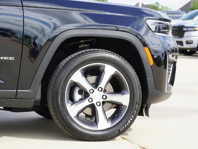 New 2026 Diamond Black Crystal Pearl-Coat Exterior Paint Jeep Limited image 19