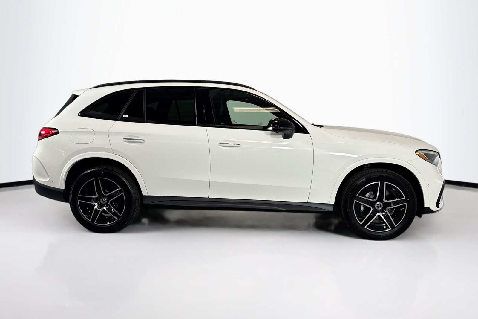 New 2026 Polar White Mercedes-Benz GLC 300 image 4