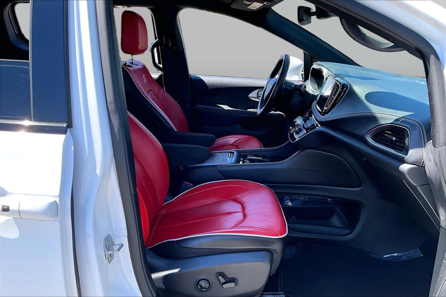 Pre-Owned 2021 Chrysler Pacifica Limited