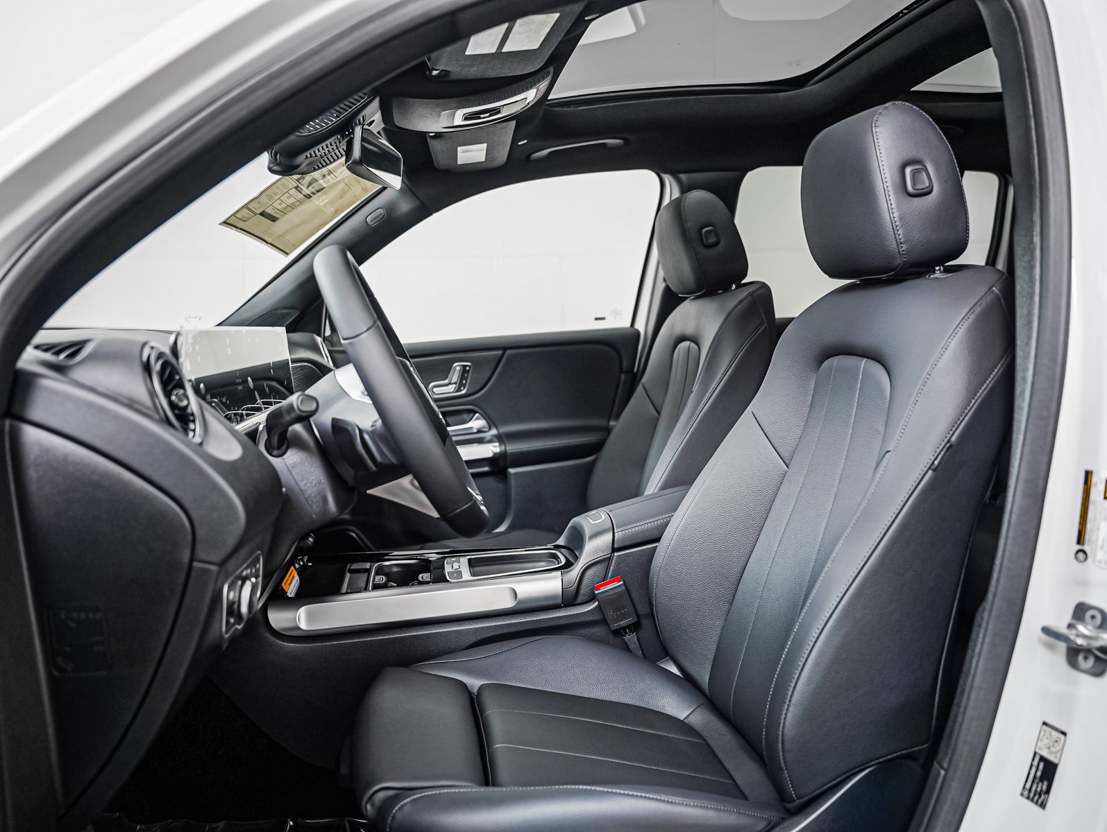 New 2026 Polar White Mercedes-Benz GLB 250 image 8