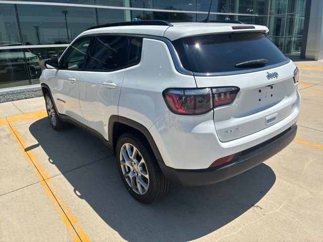 Used 2022 White Jeep Latitude Lux image 4